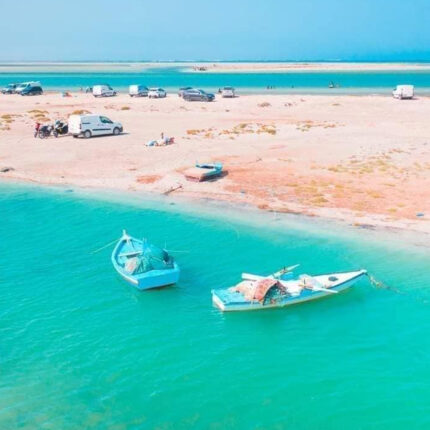 Balade-au-mer-en-demi-journee-avec-dejeuner-pour-visiter-le-carraeb-de-Hessi-jerbi-bateau-max-8-personnes